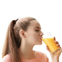 tomando-jugo-de-naranja
